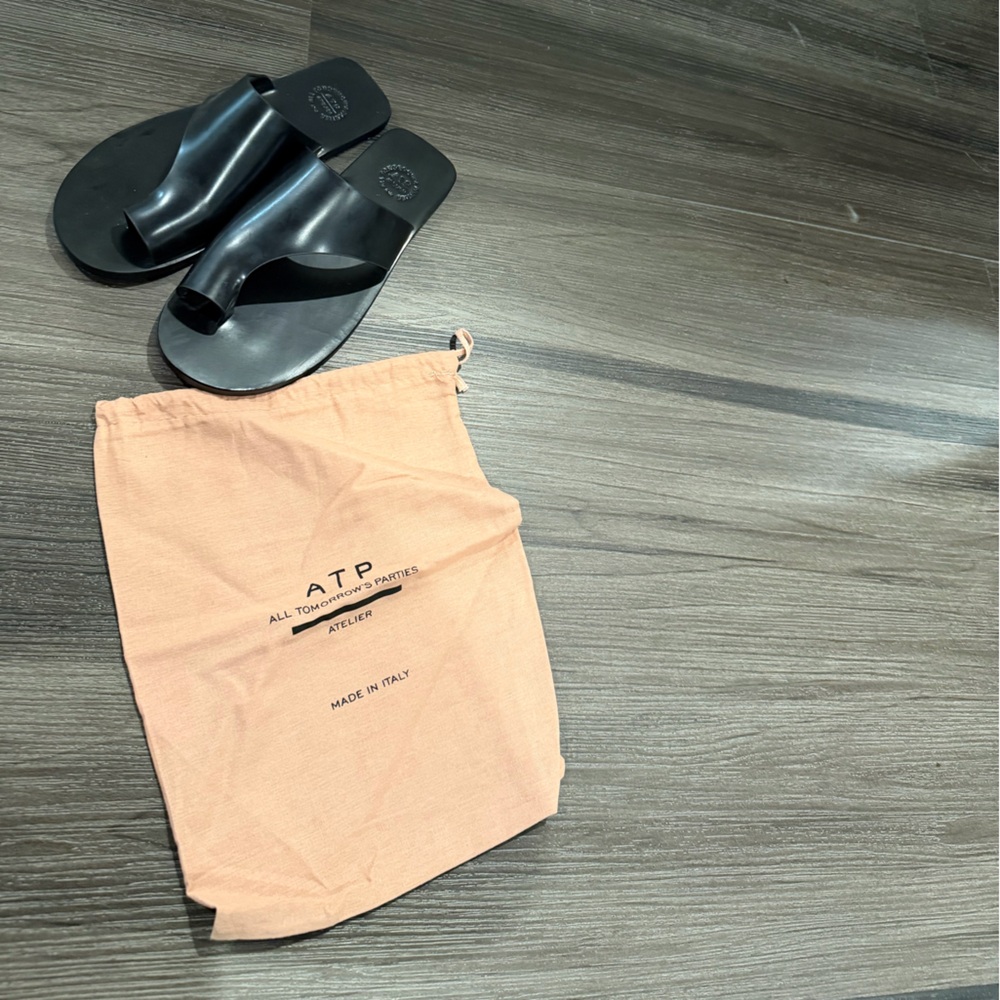 ATP Atelier Black Leather Toe-Loop Sandals